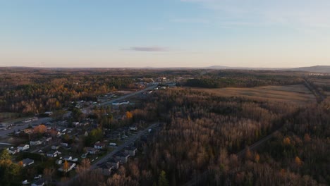 Luftaufnahme-Von-Vororten-Mit-Herbstlicher-Natur-Im-Hintergrund-In-Quebec,-Kanada