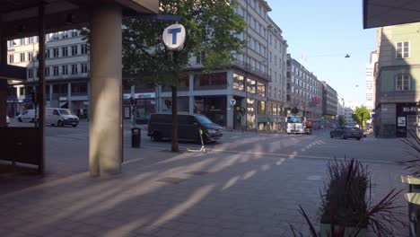 Verkehr-Auf-Sveavagen,-Dem-Todesort-Von-Palme,-An-Einem-Sonnigen-Sommermorgen