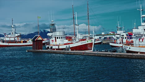 Panoramablick-Auf-Isländische-Fischerboote,-Die-Im-Hafen-In-Der-Nordsee-Angedockt-Sind