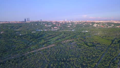 Horizonte-De-Madrid-Visto-Sobre-Marquesinas-Verdes-Desde-El-Borde-Verde-De-La-Ciudad,-Viaje-Al-Amanecer