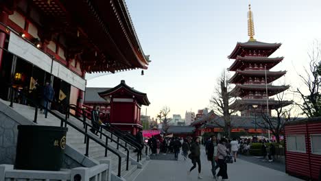 Vista-Icónica-Del-Santuario-Senso-ji-Con-Torre-Pagoda-En-La-Distancia