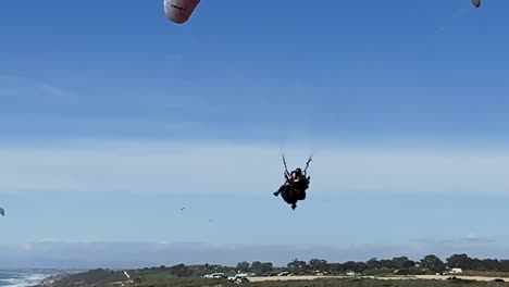 Parapentes-Tándem-Llegando-Para-Un-Aterrizaje-Muy-Suave-En-Un-Hermoso-Día-Soleado-En-Torrey-Pines-Gliderport-En-La-Jolla,-California