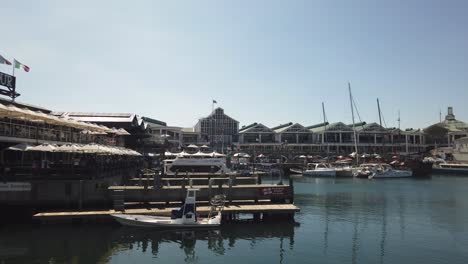 Panorámica-Del-Paseo-Marítimo-De-Ciudad-Del-Cabo-Cuando-El-Barco-Entra-Al-Puerto.