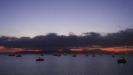 Beruhigender-Roter-Wolkiger-Sonnenuntergangshimmel-über-Yachten,-Die-An-Der-Mittelmeerküste-Mallorcas-Schwimmen