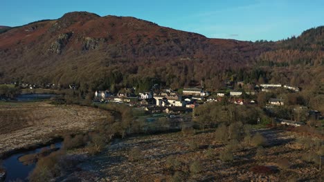 Aberfoyle-Dorf-Mit-Malerischer-Herbstumgebung-Entlang-Des-Flusses-Forth-In-Schottland