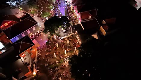 Drones-Orbitan-Para-Revelar-Y-Mostrar-La-Vibrante-Comunidad-De-La-Aldea-De-Kura-Hulanda-En-Otrabanda-Willemstad-Curacao-Por-La-Noche