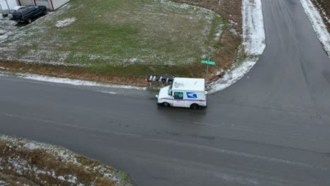 Draufsicht-Auf-Den-Lieferwagen-Des-USPS-An-Einer-Seiner-Haltestellen