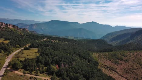 La-Carretera-Y-El-Paisaje-En-Las-Montañas-Revelan-Una-Casa-De-Campo-Cerca-De-Figols.
