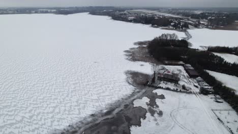 Frozen-lake-in-winter-in-Suwałki,-Poland