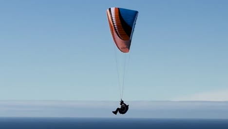 Einzelner-Gleitschirm,-Der-An-Einem-Wunderschönen-Sonnigen-Tag-Am-Segelflugplatz-Torrey-Pines-In-La-Jolla,-Kalifornien,-Aus-Nächster-Nähe-Am-Meer-Entlangfliegt