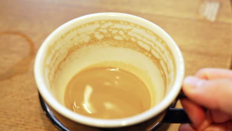 Nahaufnahme-Von-Oben-Auf-Den-Kaffeerest,-Hand-Rührt-In-Meiner-Tasse,-POV