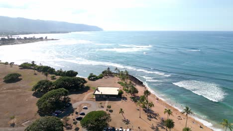 Ocean-Waves-Splashing-At-Beach-In-The-Island-Of-Oahu-In-Hawaii,-USA
