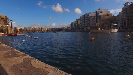 Traditionelle-Maltesische-Boote,-Luzzu,-Die-Im-Ruhigen-Meerwasser-Schwimmen