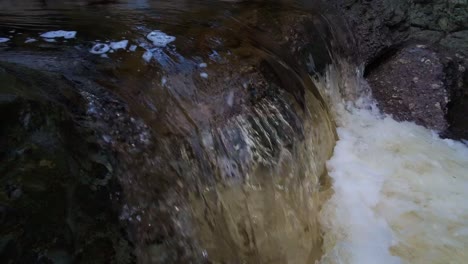 Cámara-Lenta-Cayendo-Agua-En-Cascada-En-Piscinas-Espumosas-Río-Mahon-Waterford-Irlanda