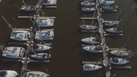 Una-Vista-Aérea-De-Arriba-Hacia-Abajo-De-Los-Veleros-En-Sus-Amarres-En-El-Puerto-Deportivo-De-Kemah-En-Kemah,-Texas.