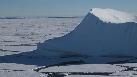 Iceberg-Y-Hielo-Marino-Con-Pingüinos-En-La-Antártida.