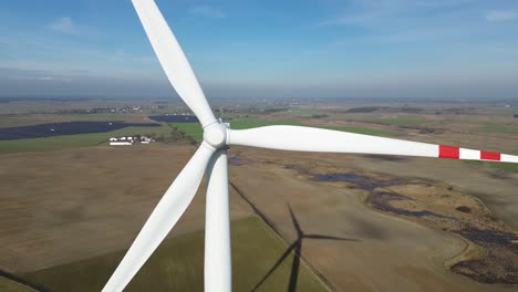 Molino-De-Viento-Aspas-Giran-Cerrar-Plataforma-Rodante-Retroceder-Vista-Aérea