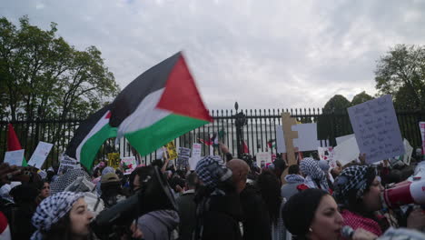 Una-Gran-Multitud-De-Manifestantes-Pro-Palestinos-Se-Reúnen-Frente-A-La-Valla-De-La-Casa-Blanca.