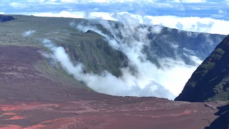 Vista-De-Drones,-Fijada-En-Plaine-Des-Sables-Con-Nubes-Que-Vienen-Lentamente-Desde-Rivière-Langevin,-Isla-Reunión