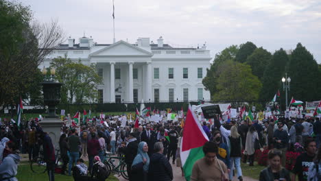 Una-Gran-Multitud-De-Manifestantes-Pro-Palestinos-Se-Reúnen-Frente-A-La-Casa-Blanca-En-D