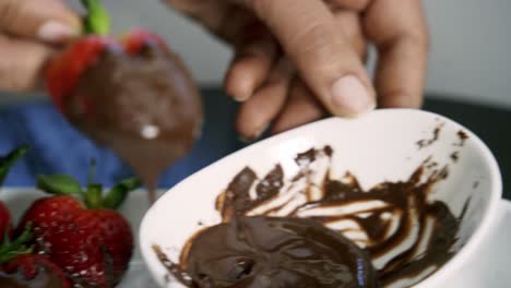 Anzeige-Eines-Bündels-Mit-Schokolade-überzogener-Erdbeeren,-Die-Auf-Einem-Weißen-Teller-Platziert-Werden-Valentinstag-Veganes-Rezept