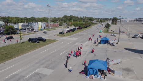 Autoarbeiter-Streiken-In-Der-Nähe-Des-Ford-Montagewerks-In-Wayne,-Luftaufnahme-Einer-Drohne