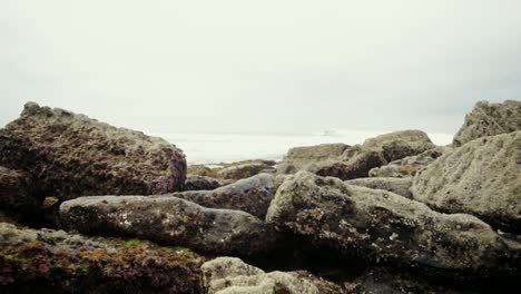 Felsen-Zwischen-Den-Wellen-An-Einem-Ungewöhnlichen-Strand