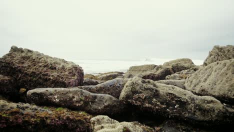 Rocas-Entre-Las-Olas-En-Una-Playa-Inusual.