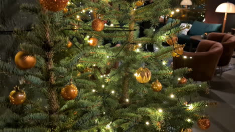 Schöne-Goldene-Dekoration-In-Einem-Grünen-Weihnachtsbaum-In-Einem-Trendigen-Wohnzimmer