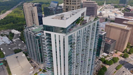Luxusapartments-Im-Turm-Mit-Dach-Und-Autos-Auf-Der-Straße-In-Atlanta