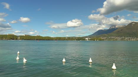 Langsamer-Panoramablick-Auf-Den-See-Von-Annecy-An-Einem-Sonnigen-Tag