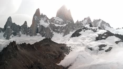 Drone-footage-in-Fitz-Roy,-the-most-iconic-mountain-in-Argentina