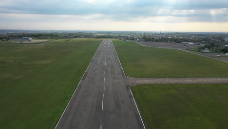 Landung-Am-Flughafen-Luftbildvideo