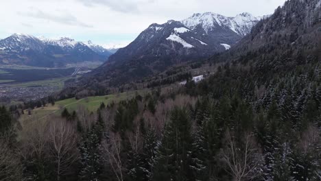 Toma-Aérea-4k-De-Un-Hermoso-Paisaje-Montañoso-Invernal