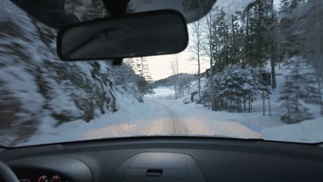 Fahren-Auf-Verschneiter-Straße-Im-Wald---POV