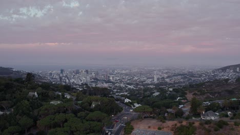 Panoramablick-Auf-Die-Innenstadt-Von-Kapstadt-Bei-Sonnenuntergang-In-Südafrika