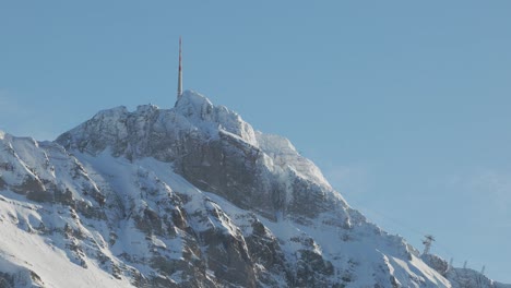 Serene-Winter-Beauty-Among-the-Mountains