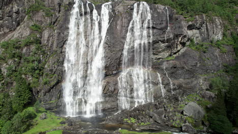 Laukelandsfossen-Wasserfall-In-Norwegen
