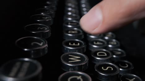 Finger-Drücken-Die-Tasten-Einer-Alten-Schreibmaschine-Aus-Den-1920er-Jahren,-Um-Ein-Dokument-Zu-Schreiben