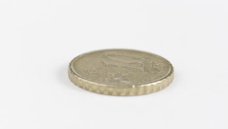 Moneda-De-10-Céntimos-De-EE.UU.-Colocada-Sobre-Una-Mesa-Blanca