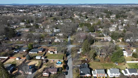 Beautiful-american-village-in-suburb-with-leafless-trees-in-winter