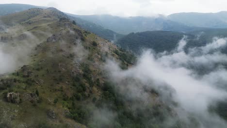 Paisaje-Montañoso-Del-Parque-Nacional-De-Los-Balcanes-Centrales-En-Bulgaria---Antena-4k