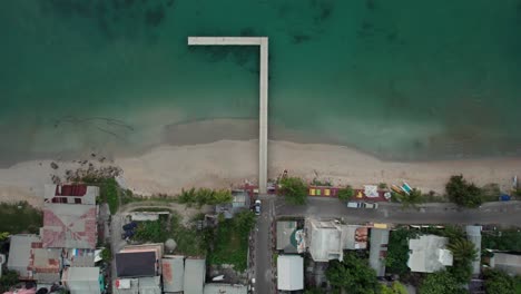 Luftaufnahmen-Von-Einem-Hölzernen-Dock-In-Einem-Kleinen-Dorf-In-St.-Lucia,-Karibik,-Westindien