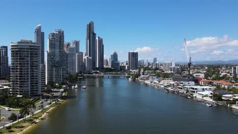 Luftaufnahme-Des-Nerang-River,-Der-Zwischen-Den-Gold-Coast-Vororten-Budds-Beach-Und-Chevron-Island-Verläuft