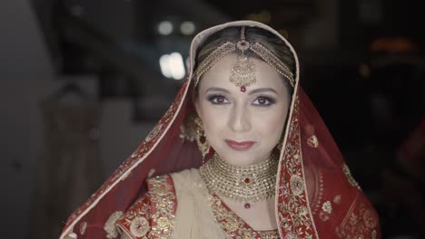 Indische-Frau-In-Ihrem-Roten-Brautschleier-Während-Ihres-Hochzeitstages