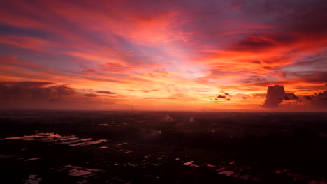 Der-Rote-Sonnenuntergang-Malt-Den-Himmel-In-Feurigen-Farben-Und-Wirft-Einen-Warmen-Schein-über-Die-Landschaft