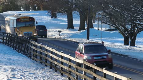 Gelbe-Schulbusse-Fahren-Auf-Der-Straße-An-Einer-Schneebedeckten-Landschaft-Vorbei-Auf-Dem-Weg-Zur-Schule-In-Den-Usa