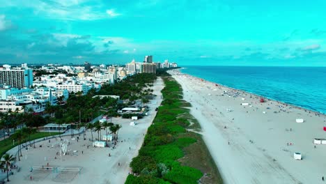 Miami-South-Beach-Drohnenansicht-über-Sand-Und-Bäume-Fliegen