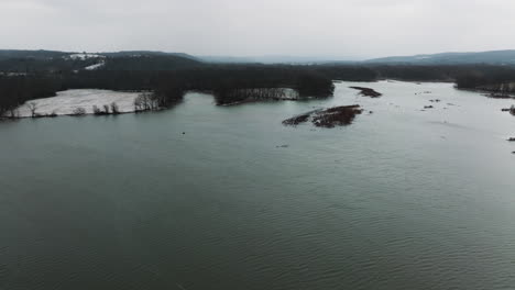 Luftaufnahme-über-Dem-Lake-Sequoyah-In-Arkansas,-USA-An-Einem-Trüben-Tag---Drohnenaufnahme