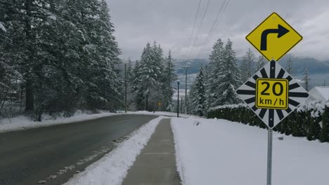 20-Kilometer-Pro-Stunde-Straßenschild-Im-Verschneiten-Salmon-Arm,-British-Columbia,-Kanada